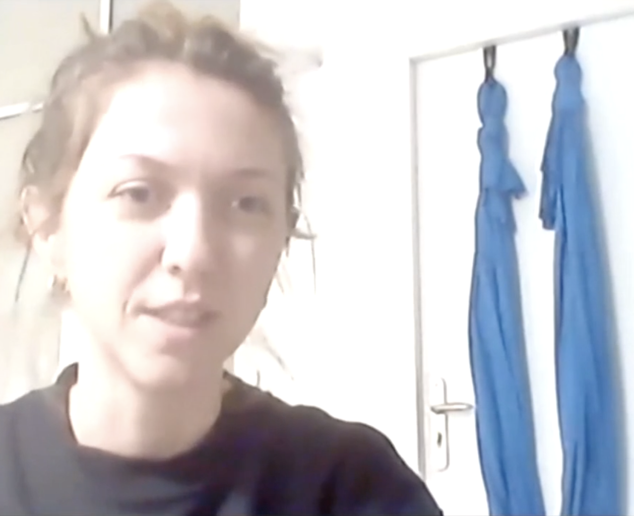 Hamac Fly Yoga® accroché à une porte