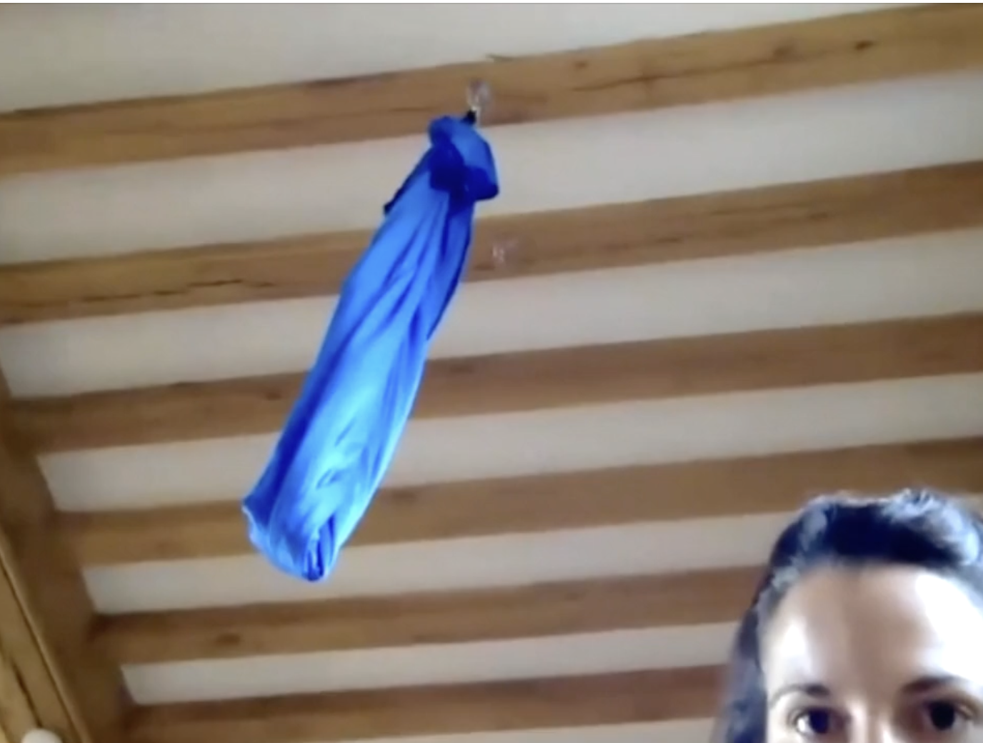 Hamac Fly Yoga® accroché à une poutre