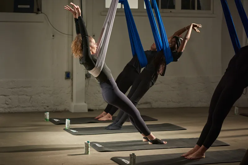 Cours de Fly Yoga® au studio Paris 9e