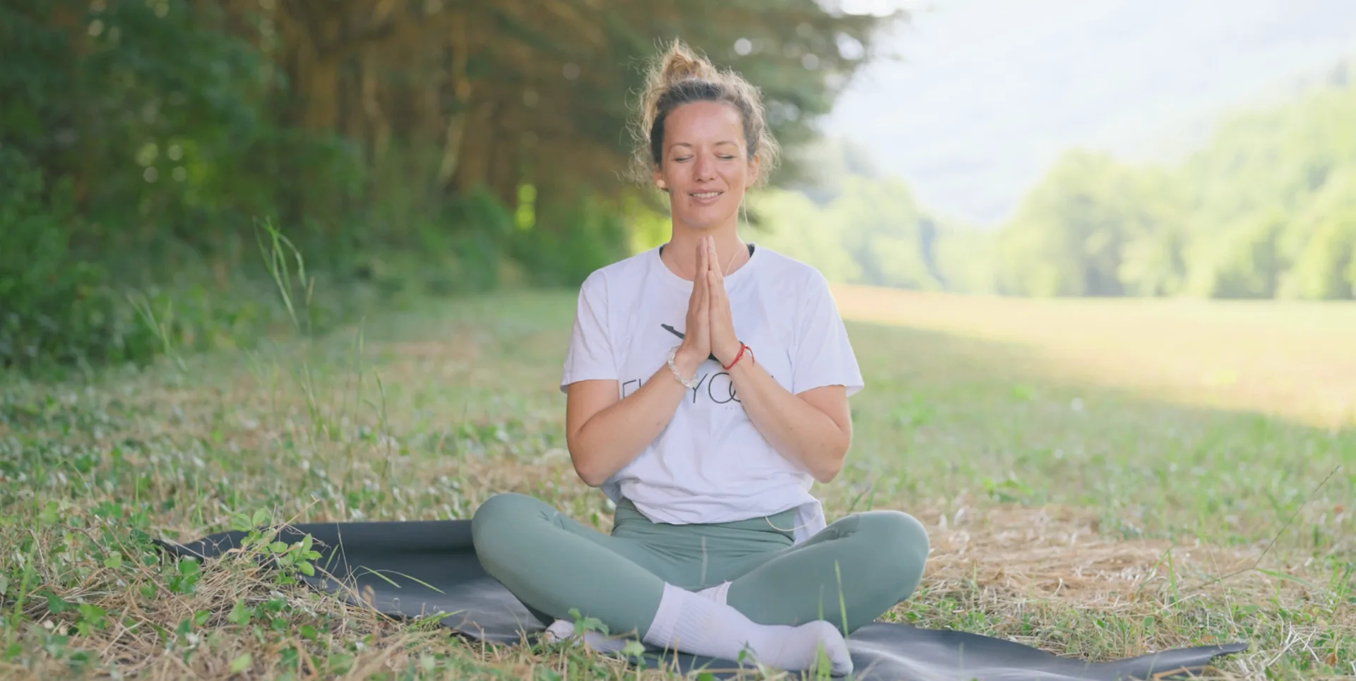 Femme enveloppée dans un hamac Fly Yoga® en position cocooning