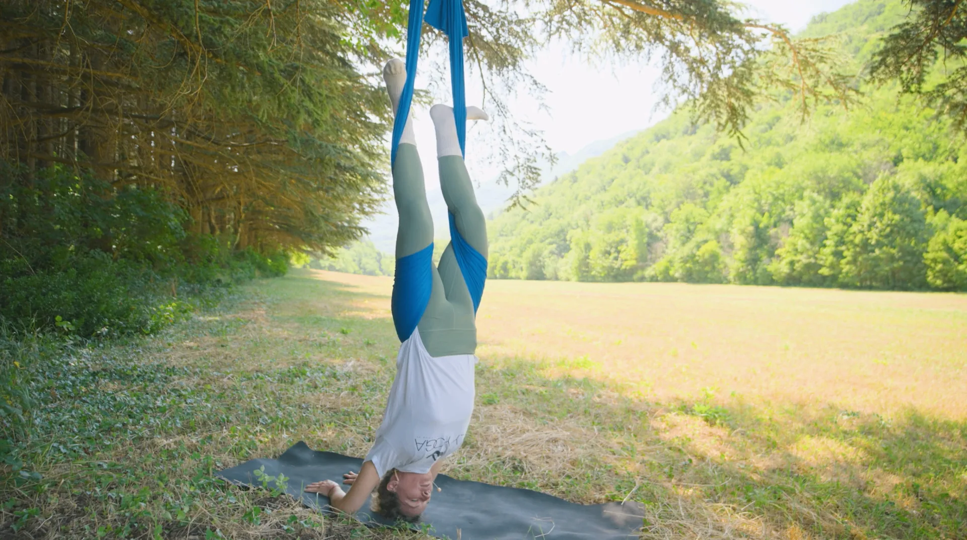 Inversion douce tête en bas dans un hamac Fly Yoga® sous les arbres