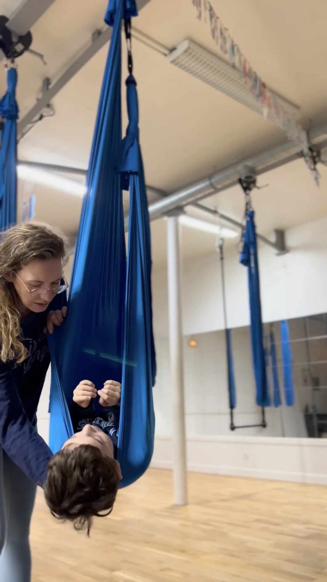 Enfant dans un hamac Fly Yoga® Kids