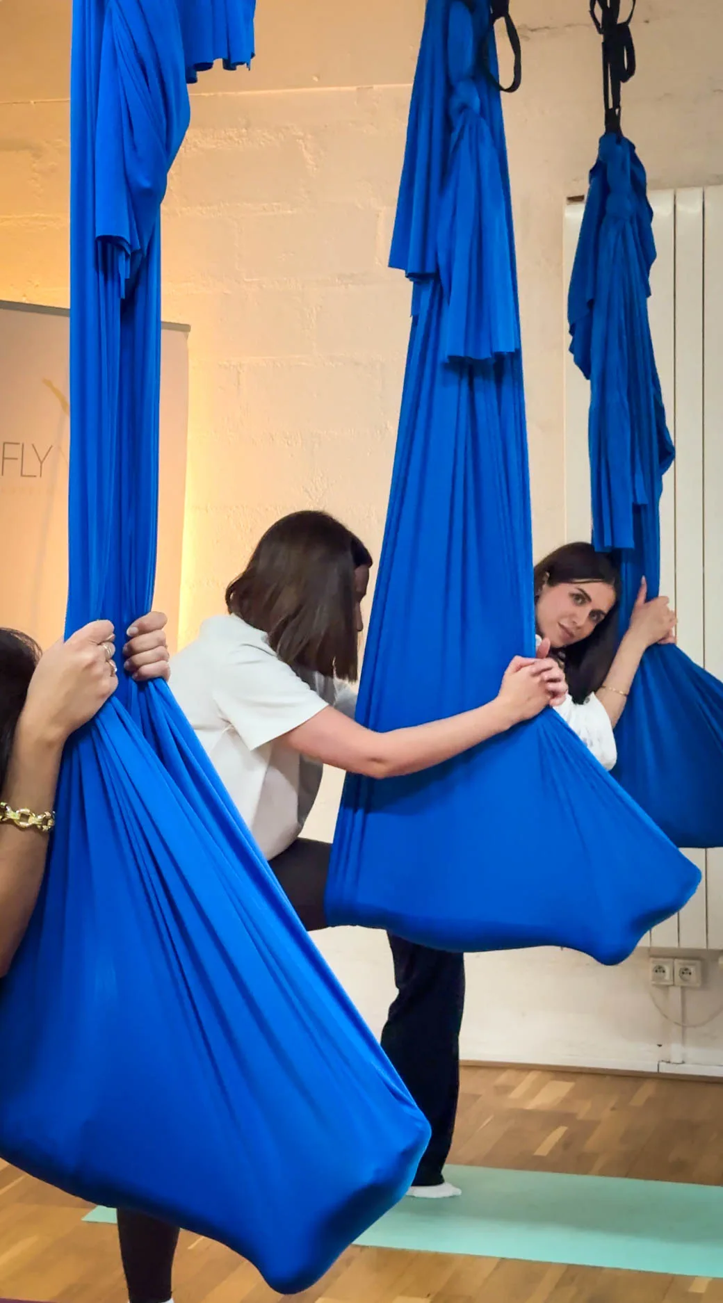 Accompagnement de femmes enceintes en hamac dans un studio Fly Yoga®