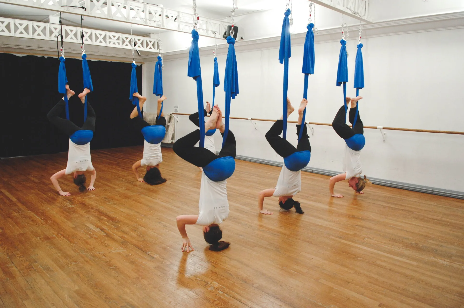 Cours de yoga aérien dans le studio Fly Yoga à Paris