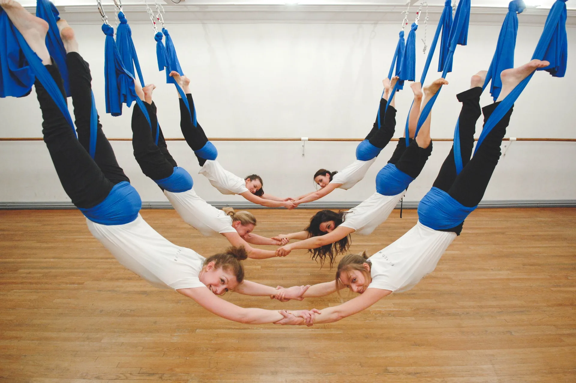 Cours de Fly Yoga en action, Florie avec ses élèves